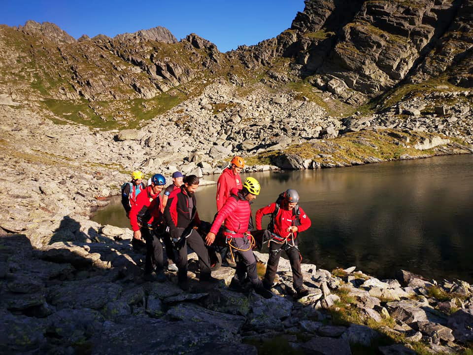 Intervenția din Munții Fărăgraș în care un turist a murit – povestită pas cu pas de un salvator:„Apelantul stă lângă o dâră lungă de sânge la capătul căreia se află un corp neînsuflețit” 3 231566435 4338190802885795 7288196825871919955 n