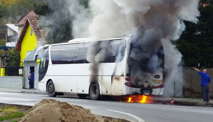 Breaking! 27 de pasageri și-au văzut moartea cu ochii după ce autocarul a luat foc în mers