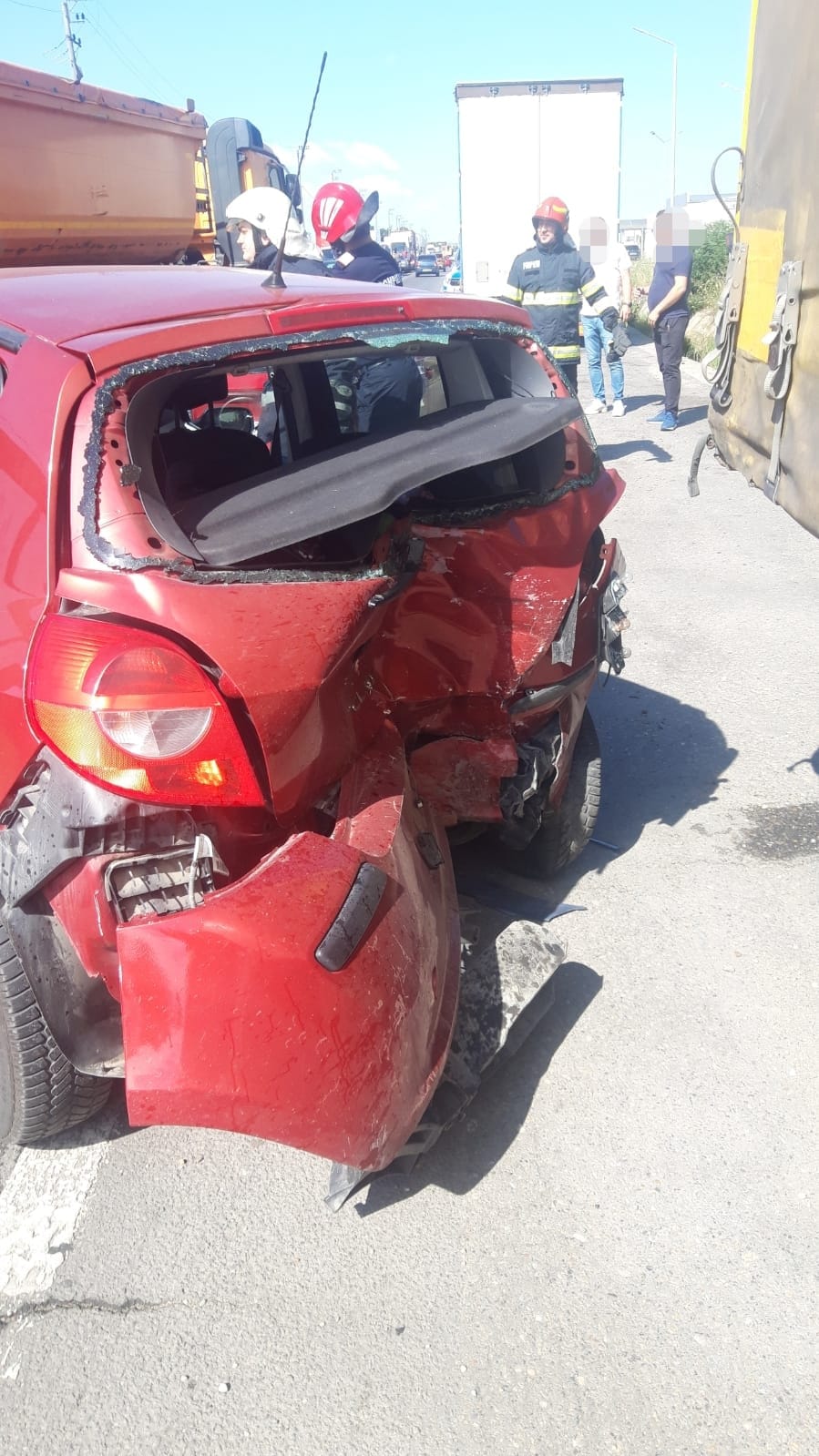 Două persoane transportate de urgență la spital! Accident grav la întrarea în Pitești! 2 IMG 20220718 WA0011