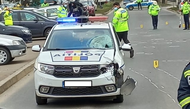 Urmărire ca în filme pe DN1! Un tânăr a spulberat două mașini de poliție!