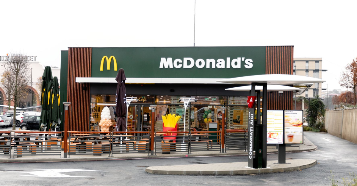 McDonald’s angajează masiv în România: peste 500 de posturi disponibile. Ce salarii oferă compania?