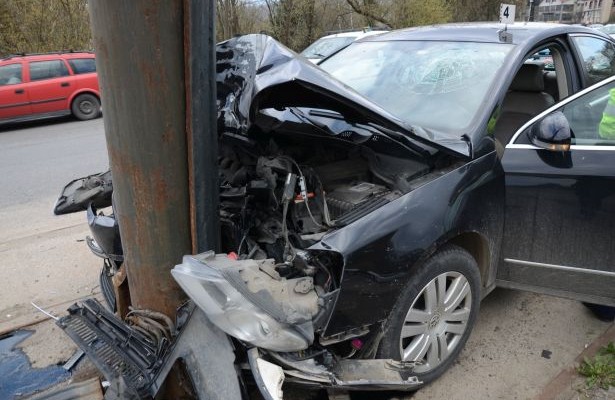 accident masina stalp