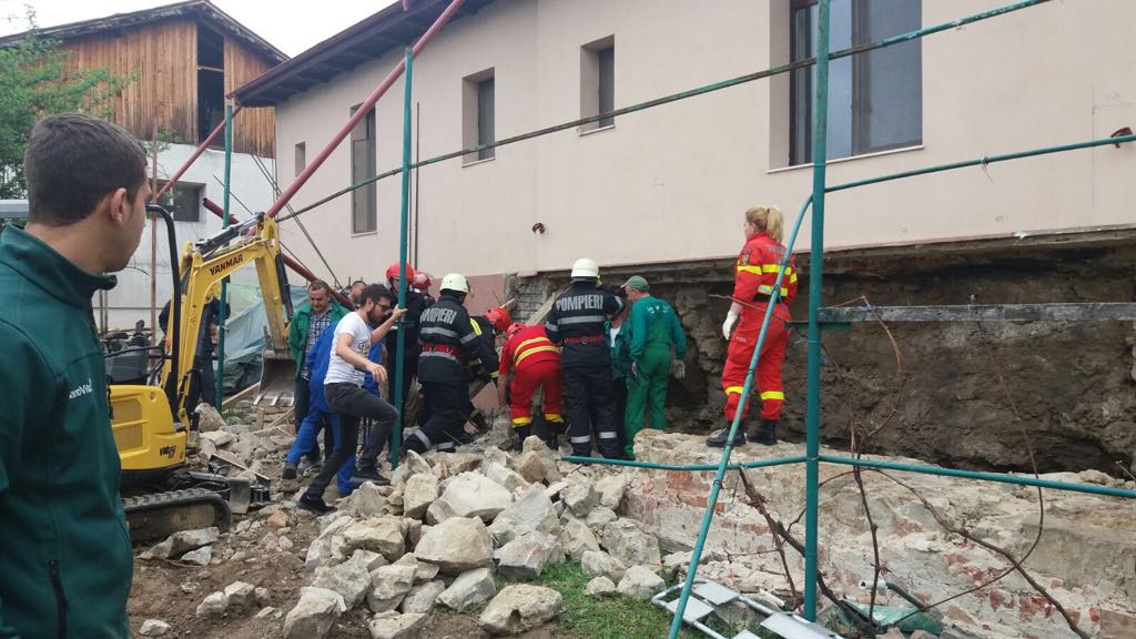 Sfârșit cumplit pentru un muncitor! A murit strivit între o nacelă și un zid! Detalii cutremurătoare!
