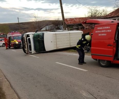 ACUM. Accident GRAV: microbuz răsturnat, șase persoane transportate de URGENȚĂ la SPITAL!