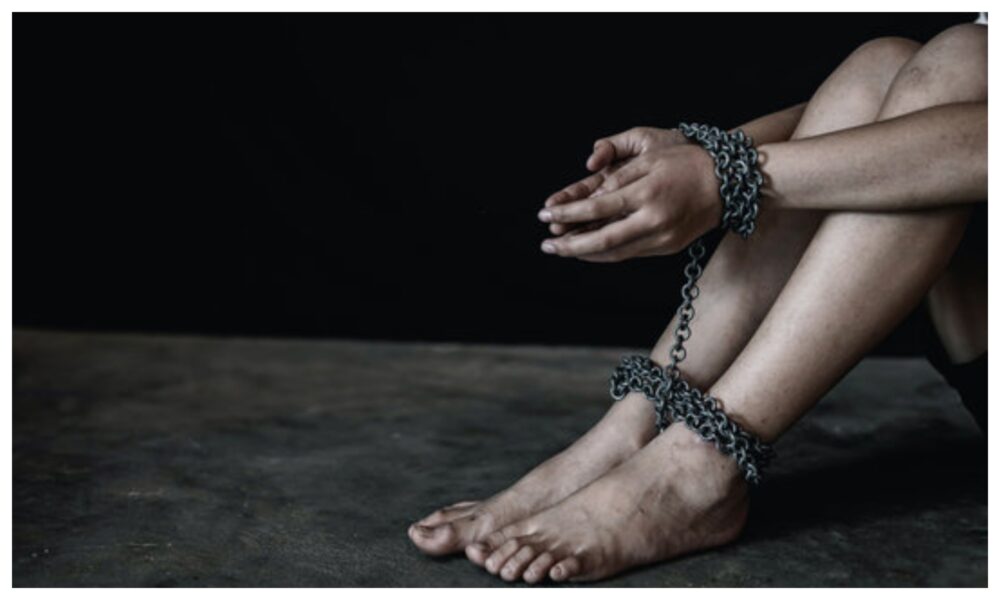 femeie legata cu lanturi 1000x600 1