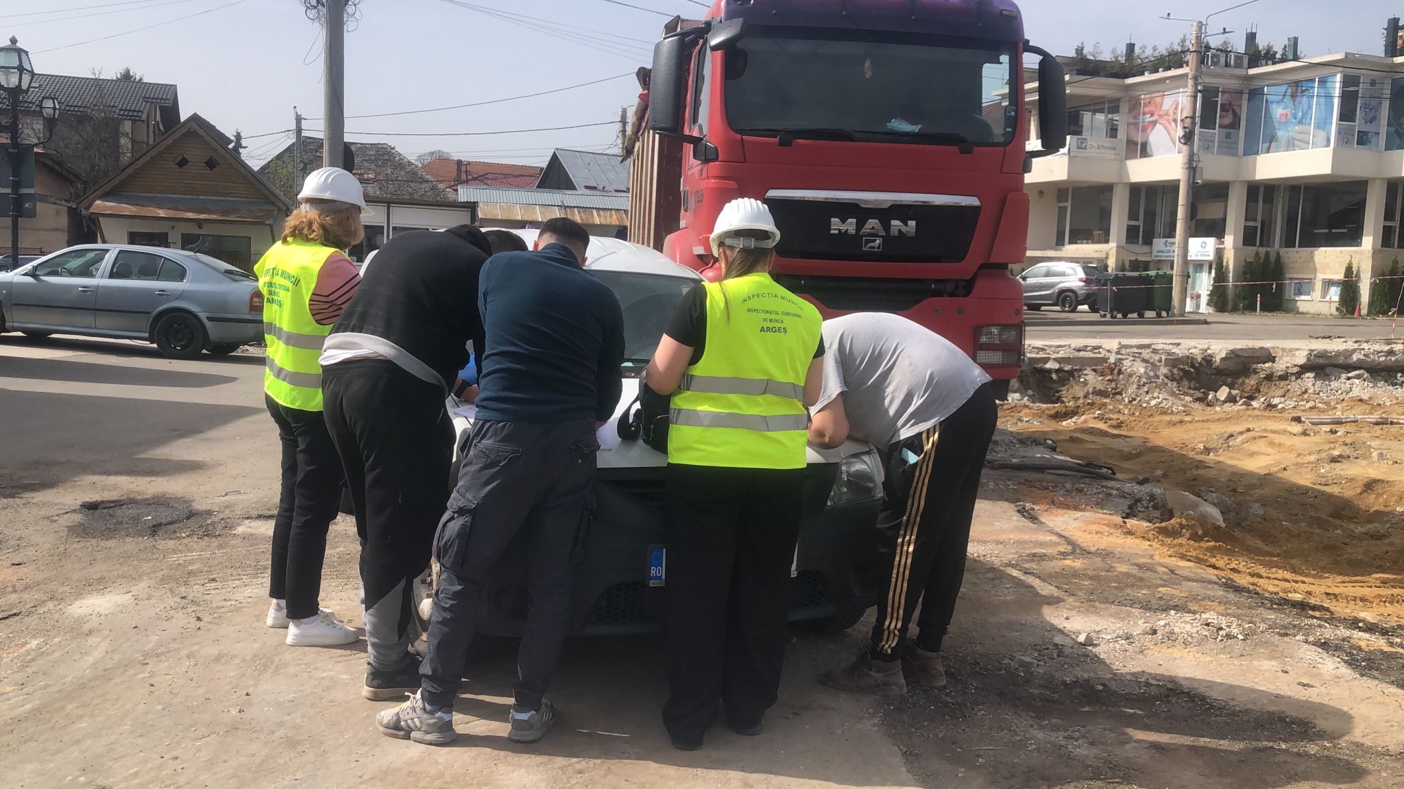 LOVITURĂ pentru un cunoscut operator de TRANSPORT! 104 ANGAJAȚI lucrau „la negru”, iar amenda a ajuns la 1 milion de lei!
