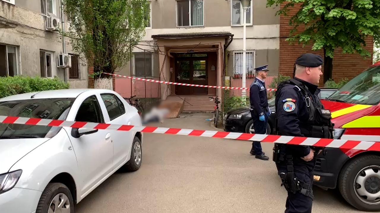 s a aruncat de la etaj politia