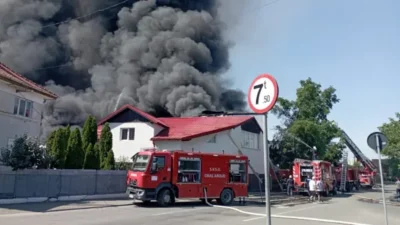 Incendiu devastator la un depozit de deșeuri! Flăcările mistuie mii de metri pătrați! Pompierii se luptă cu focul de peste 24 de ore! 1 incendiu sm2