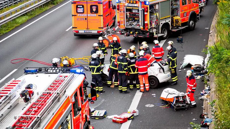 Bei dem schweren Unfall auf der A1 bei Hamburg Oejendorf 843560