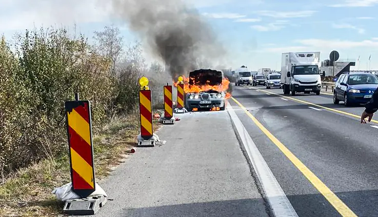 ACUM! Mașină în FLĂCĂRI pe AUTOSTRADĂ! 