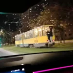 tineri filmati in timp ce stau agatati de un tramvai in mers la oradea imaginile au ajuns virale si au iscat reactii diverse 936667