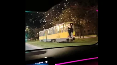 tineri filmati in timp ce stau agatati de un tramvai in mers la oradea imaginile au ajuns virale si au iscat reactii diverse 936667