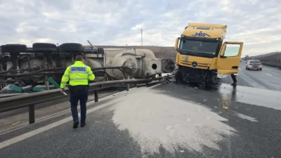 Acum! Accident grav pe autostradă! Autocisternă plină cu var răsturnată!