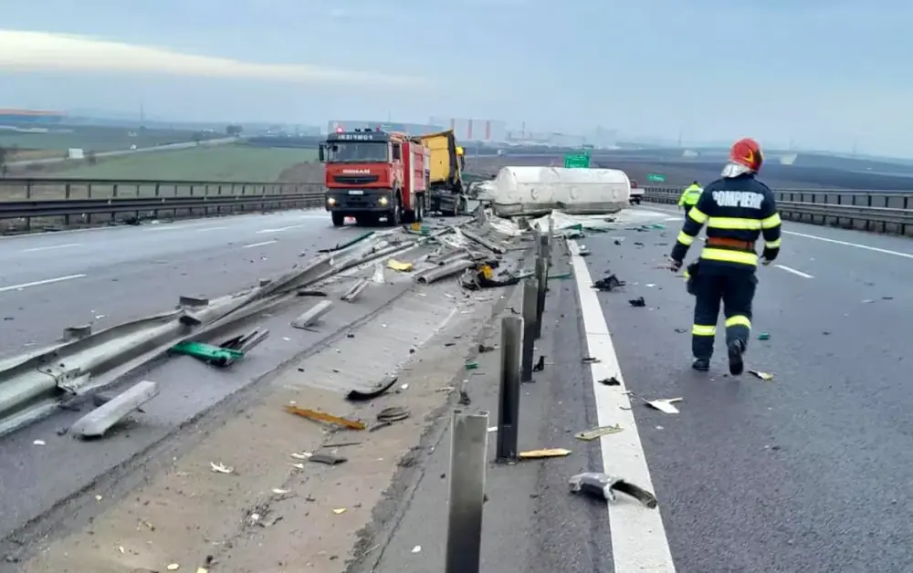 Acum! Accident grav pe autostradă! Autocisternă plină cu var răsturnată!