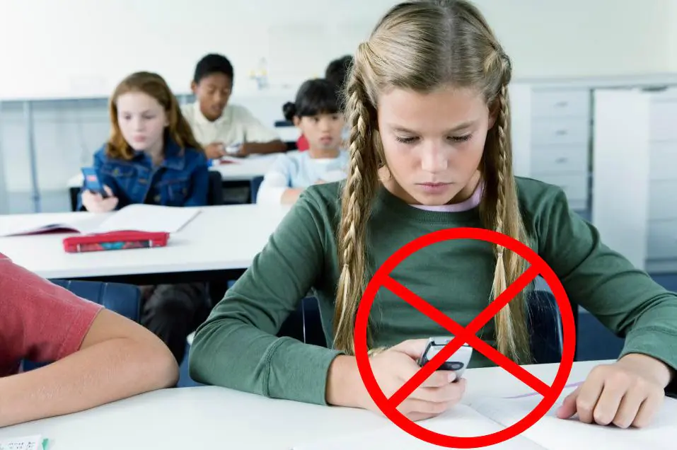 BREAKING! Se interzic telefoanele în școli! Decizia care afectează sute de mii de elevi!