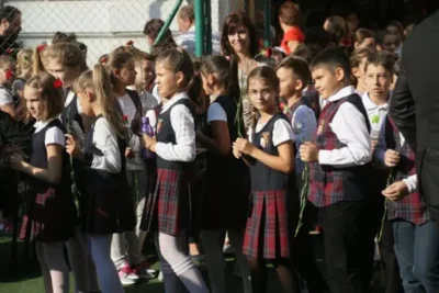 ULTIMA ORĂ! Devine UNIFORMA OBLIGATORIE în școlile din ROMÂNIA? Toți părinții trebuie să știe!