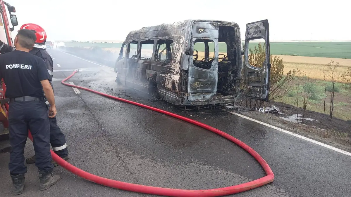 microbuz flacari incendiu
