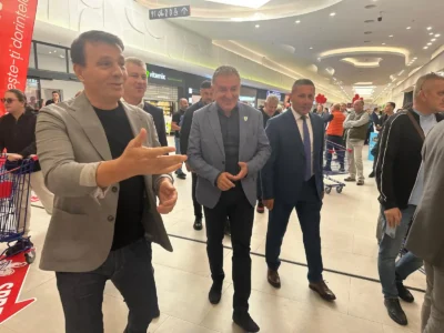 Piteștiul a luat cu asalt noul hipermarket „La Cocoș”. Surprize și premii la marea deschidere! 51 la cocos 15