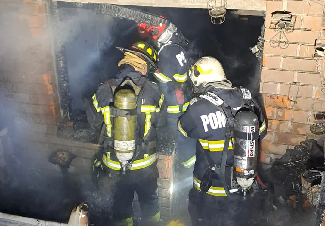 incendiu pompieri foc apartament bloc