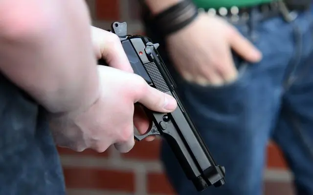 Alertă maximă în Argeș! Un pistol a fost declarat furat la o spălătorie auto! Ce au descoperit polițiștii?