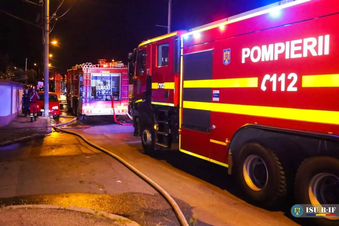 pompieri noaptea strada