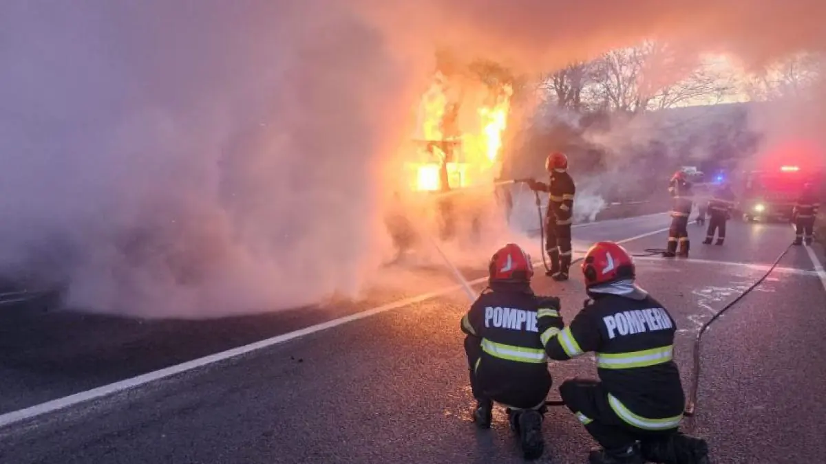 un microbuz plin cu muncitori a luat foc in mers pe dn24 circulatia a fost blocata 936433