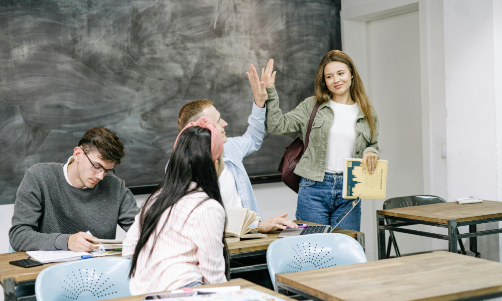 incepand cu anul scolar 2025 2026 elevii vor primi bani in plus vezi unde se majoreaza bursele cu 50