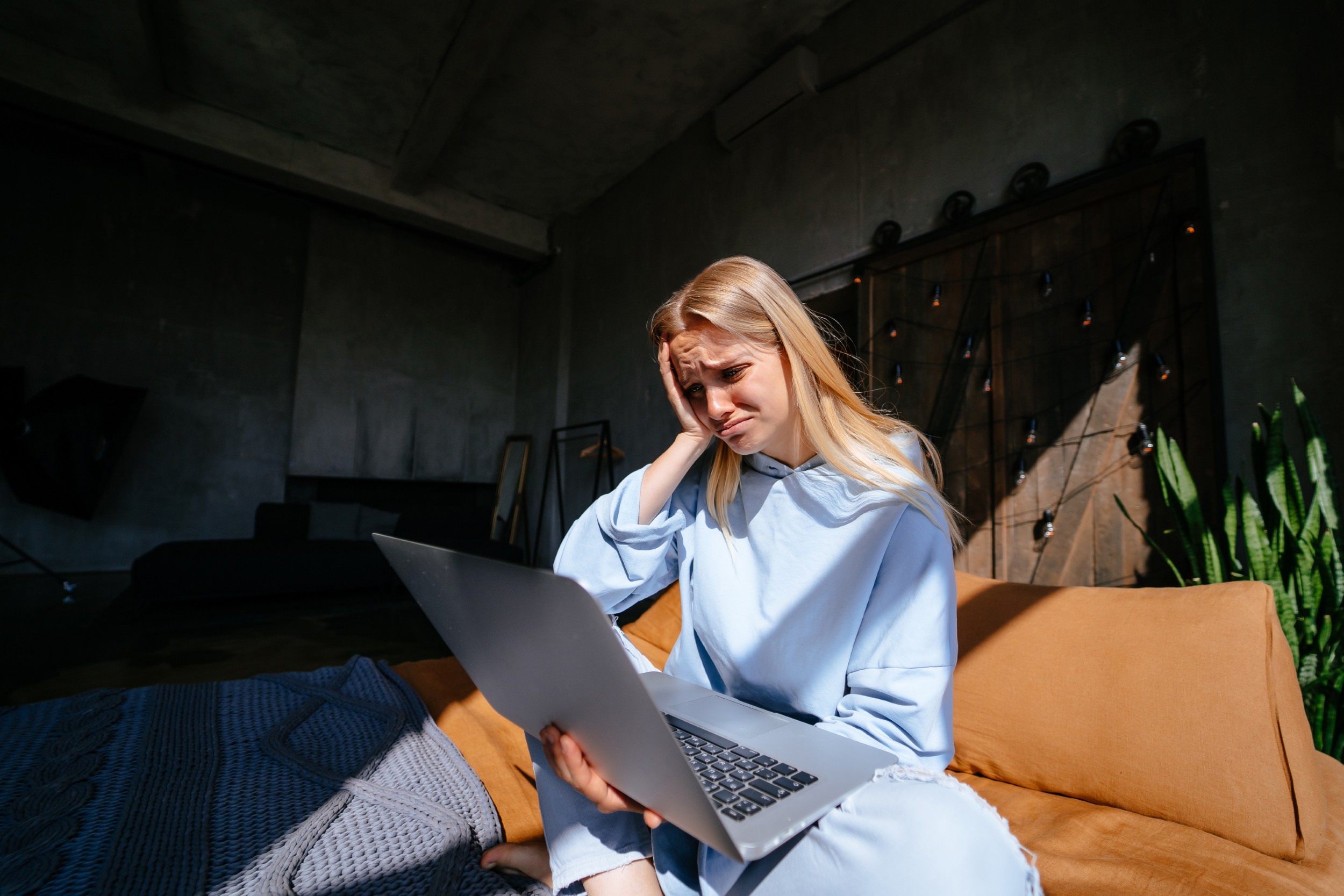 Laptopul se încinge fără motiv? Semnele mici care anunță reparații costisitoare