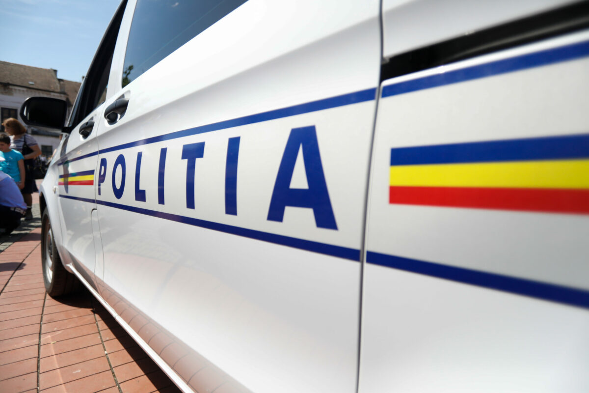 Șocant! Un polițist a fost atacat cu un cuțit. Ce au găsit agenții în barca bărbatului variant: stop-loss