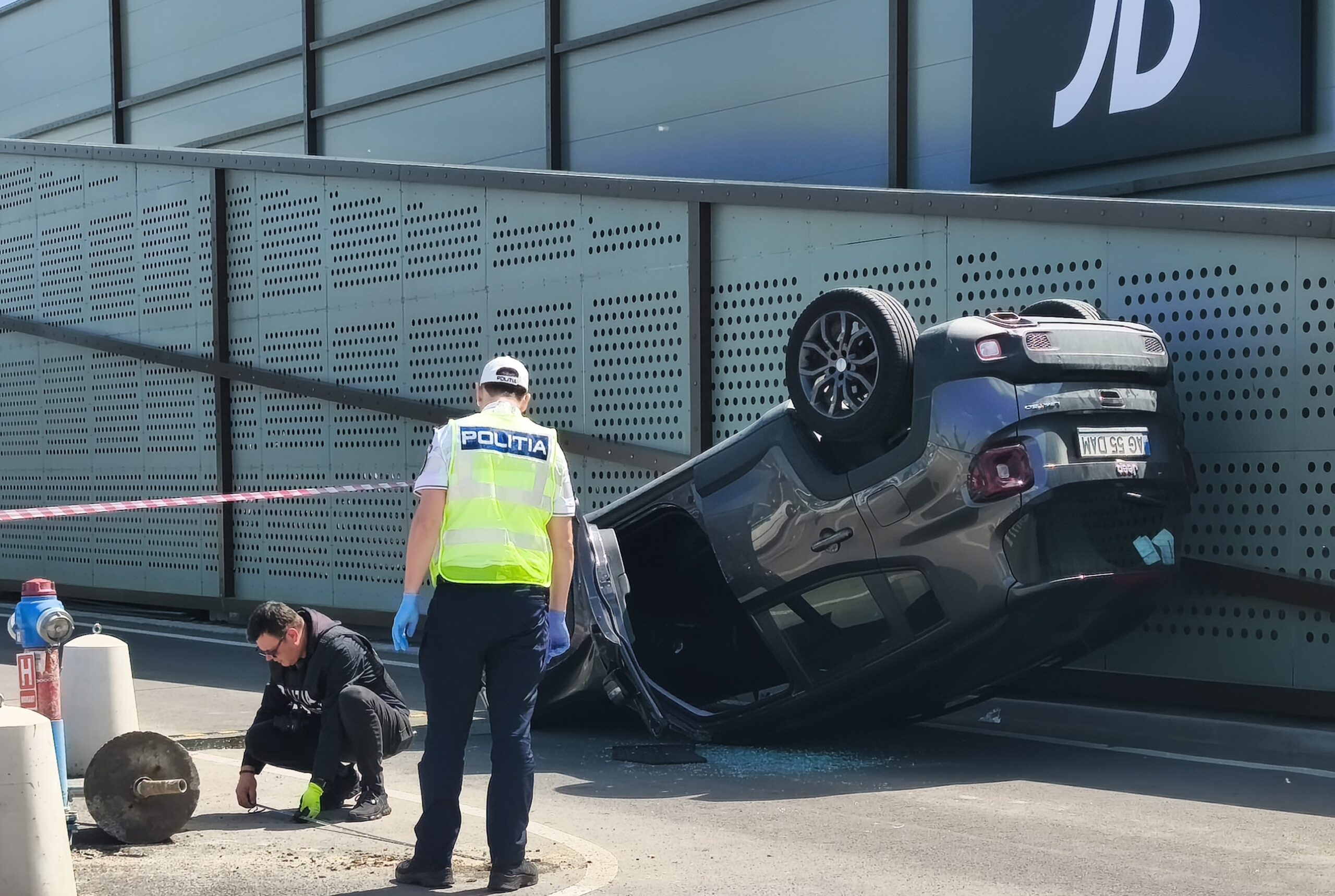 Politia oficial! Cum s-a petrecut accidentul de la Argeș Mall? O femeie grav rănită!