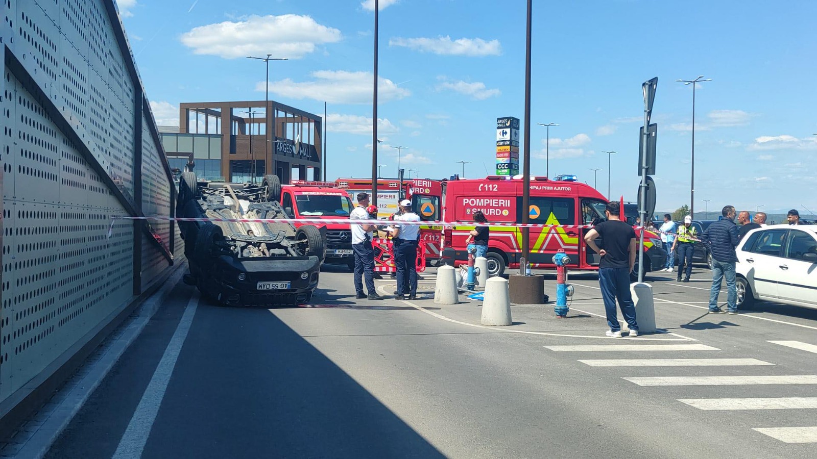 Alertă în Pitești! O mașină s-a răsturnat langă Argeș Mall! Mobilizare incredibilă de forțe chiar acum!