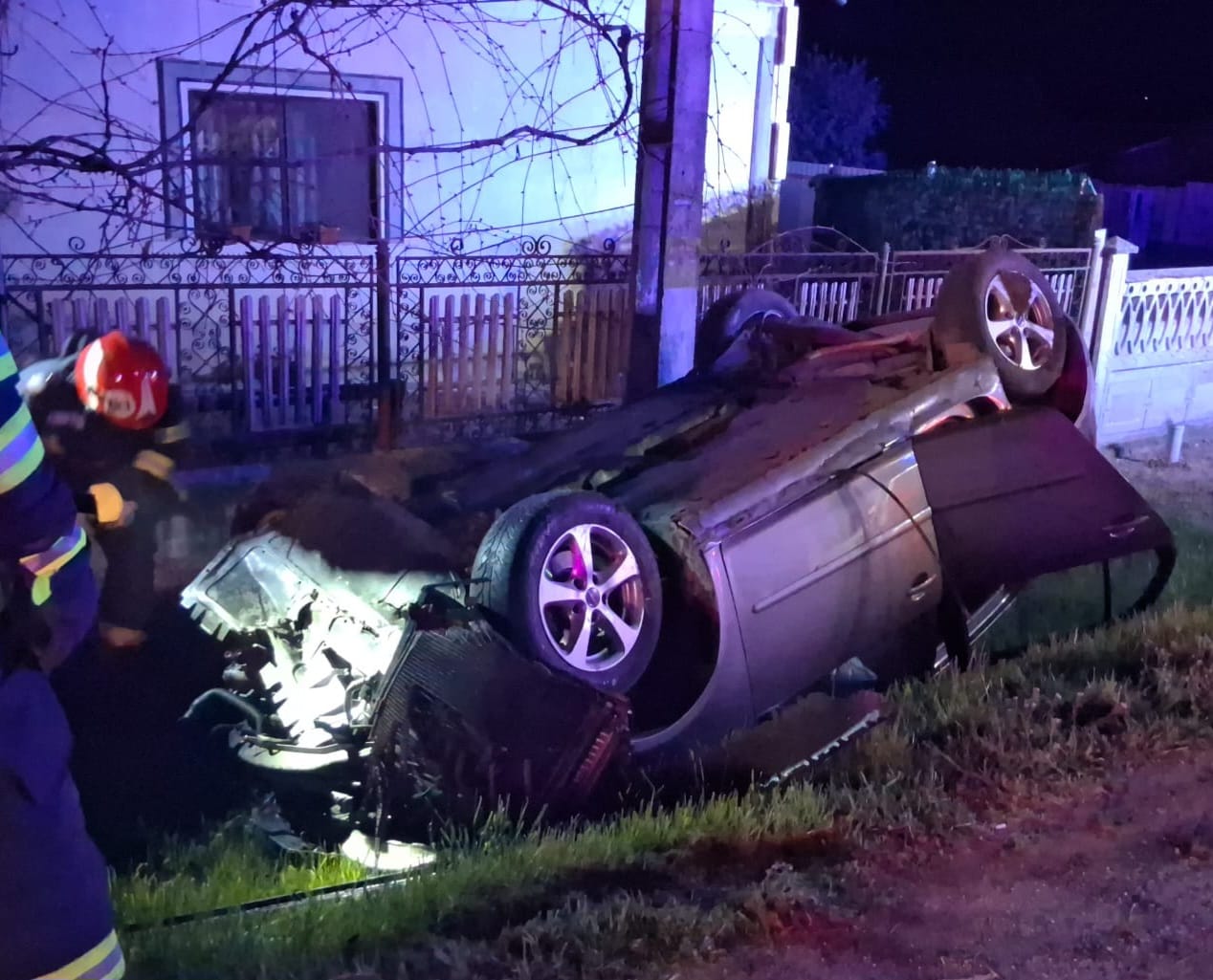Dezastru la miezul nopții în Argeș! O mașină s-a răsturnat: Victima a ajuns de urgență la spital!