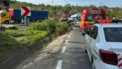 ACCIDENT înfiorător! Impact violent între un microbuz și o mașină! Plan Roșu de Intervenție activat! Zeci de victime transportate de urgență la spital!