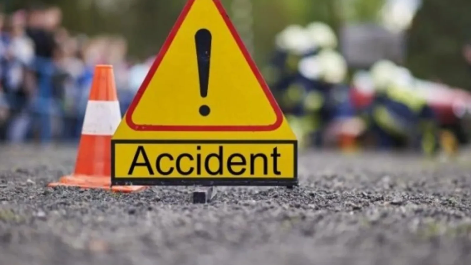 ACUM. Mașină căzută de pe pasarelă în urma unui impact VIOLENT cu un camion! Mobilizare URIAȘĂ de forțe!