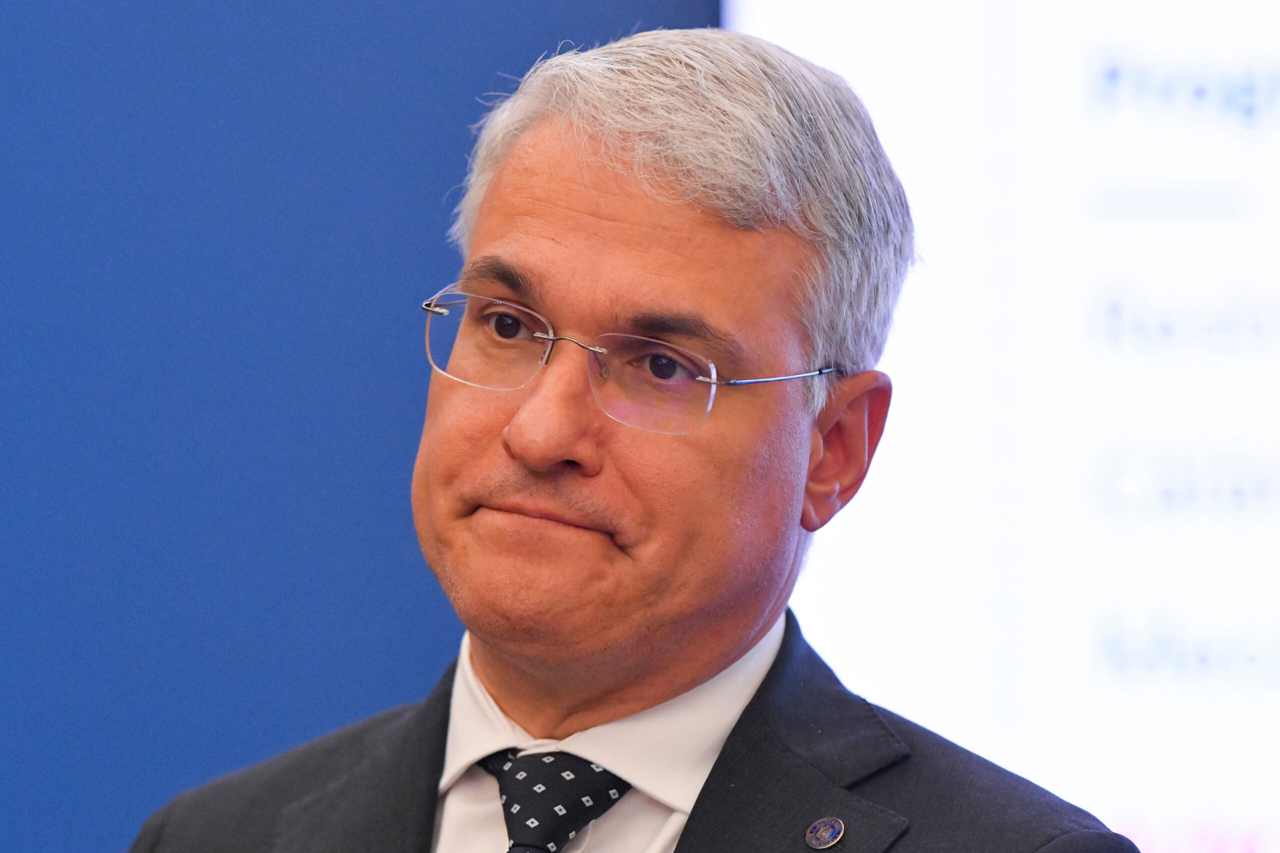 Vestea momentului pentru profesori și medici! S-a aflat ce se întâmplă cu românii care au și pensie, și salariu