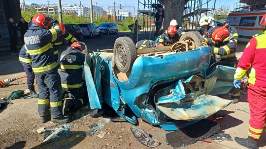TRAGEDIE! O mașină plină cu tineri s-a izbit de un stâlp! O fată a murit pe loc!