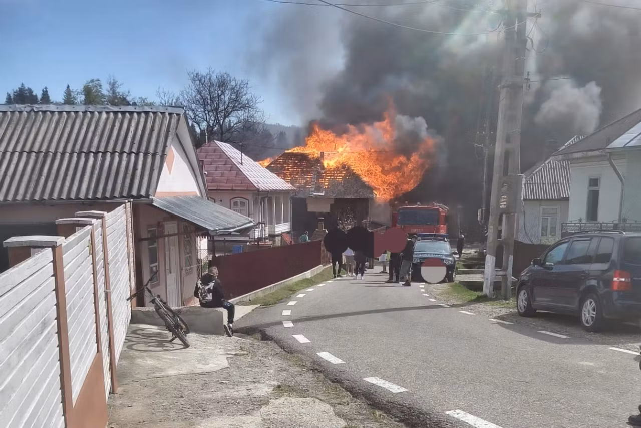 ACUM! 11 case în flăcări! Incendiu devastator! Pompierii – mobilizare de forțe!