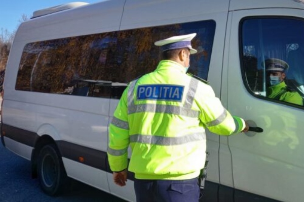 ȘOC pe ruta Câmpulung-Pitești! Șoferul unui microbuz plin cu călători prins BEAT la volan! Nereguli GRAVE în trafic!