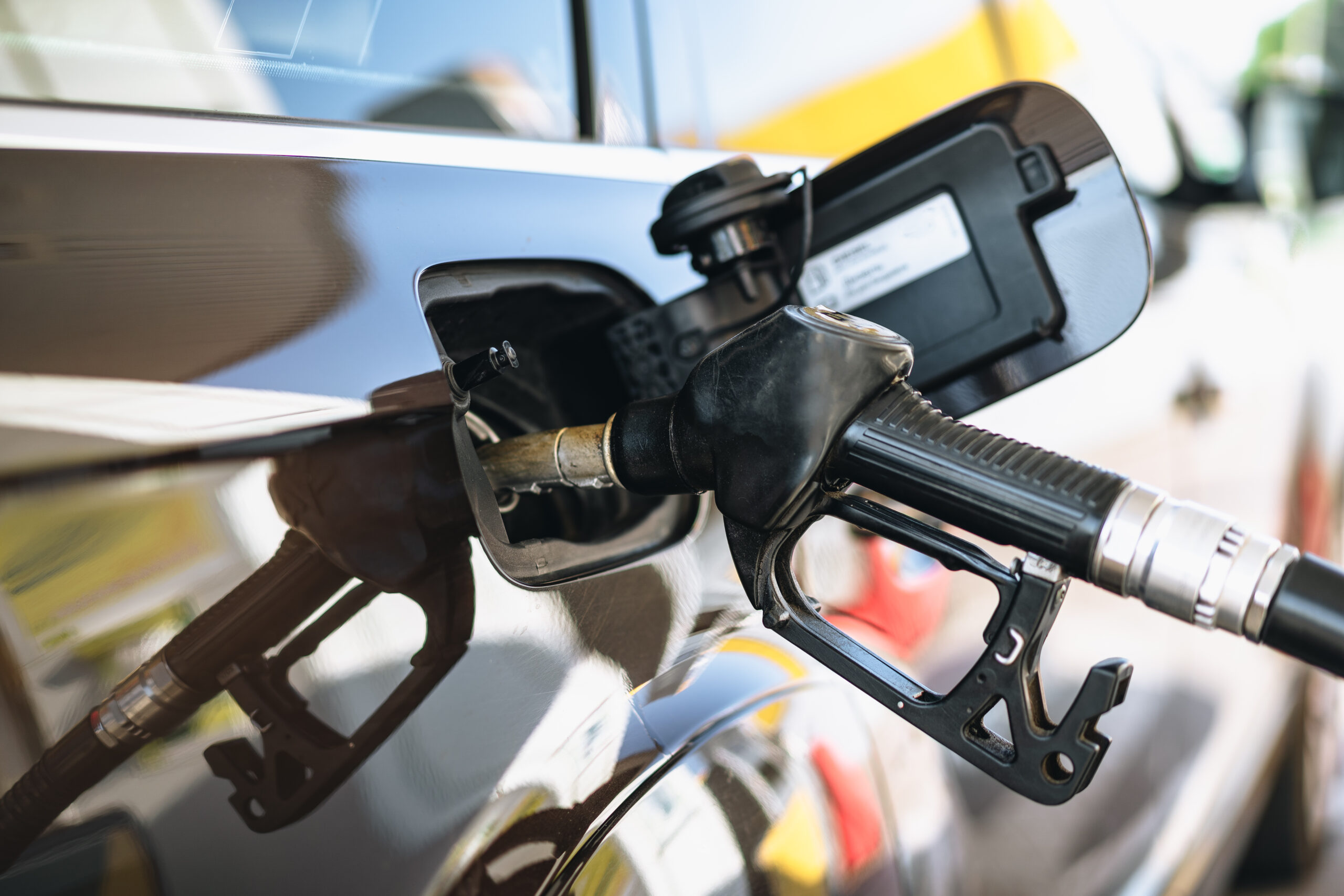 Dezastru la pompă pentru români! Prețurile au explodat azi noapte. Cât a ajuns litrul la Petrom și Rompetrol