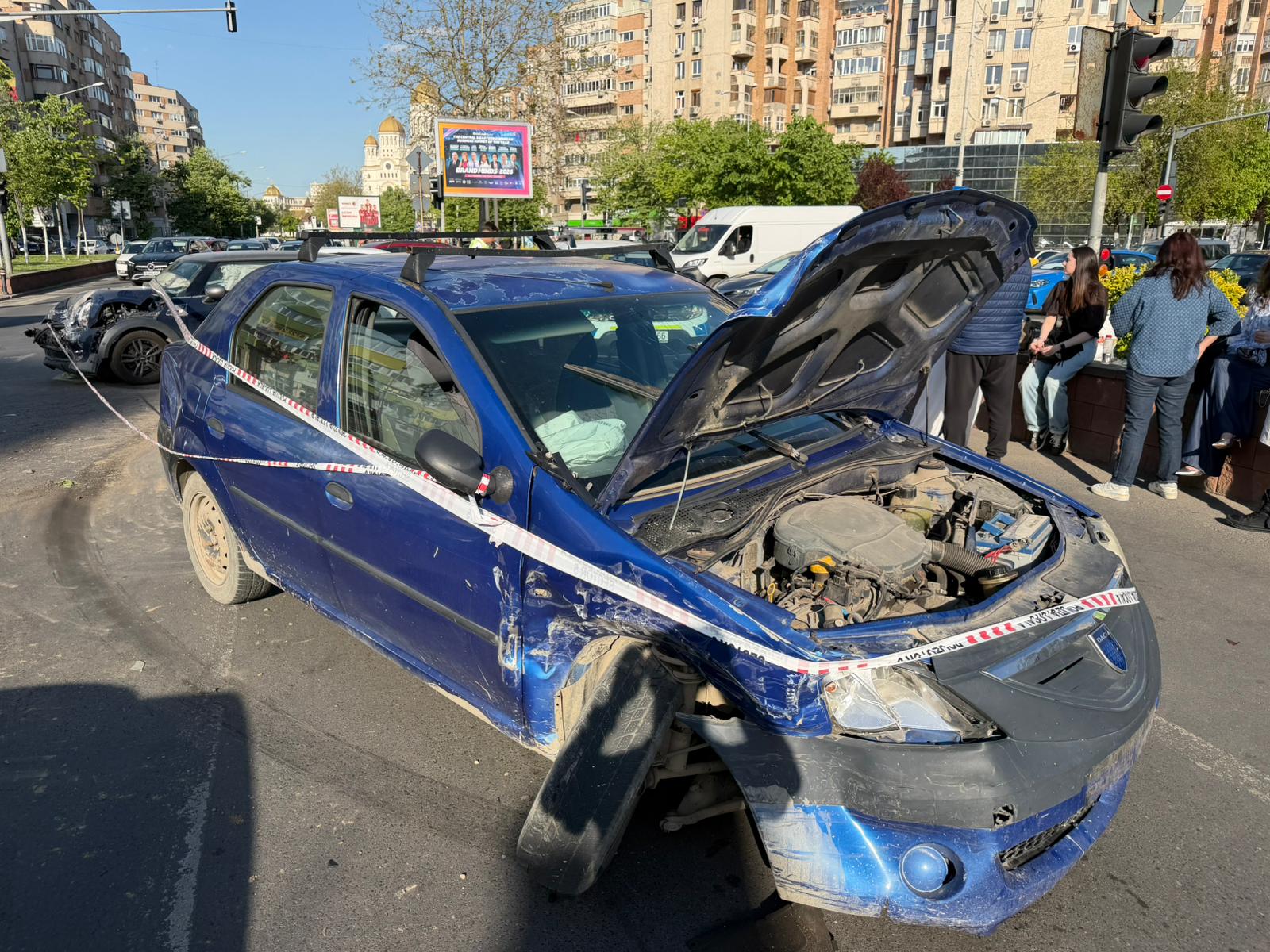 Prăpăd ! Două mașini s-au făcut praf într-un impact frontal! Trafic infernal!