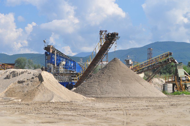 Zeci de hectare excavate ilegal în Olt: Afacerile familiei lui Paul Stănescu, sub lupa autorităților!!!