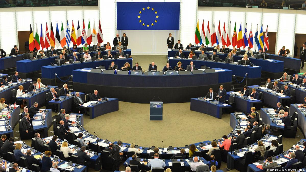 Vrei să lucrezi la Bruxelles pe banii UE? Schimbarea istorică de la Parlamentul European: Nu mai ai nevoie de facultate!