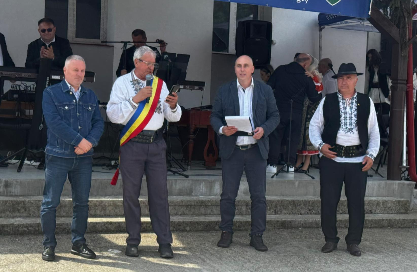 Tradiția merge mai departe la Poienarii de Muscel. Primarul Ion Banzea, gazda unei noi ediții de succes a Serbării Pastorale „Urcă Oile la Munte”