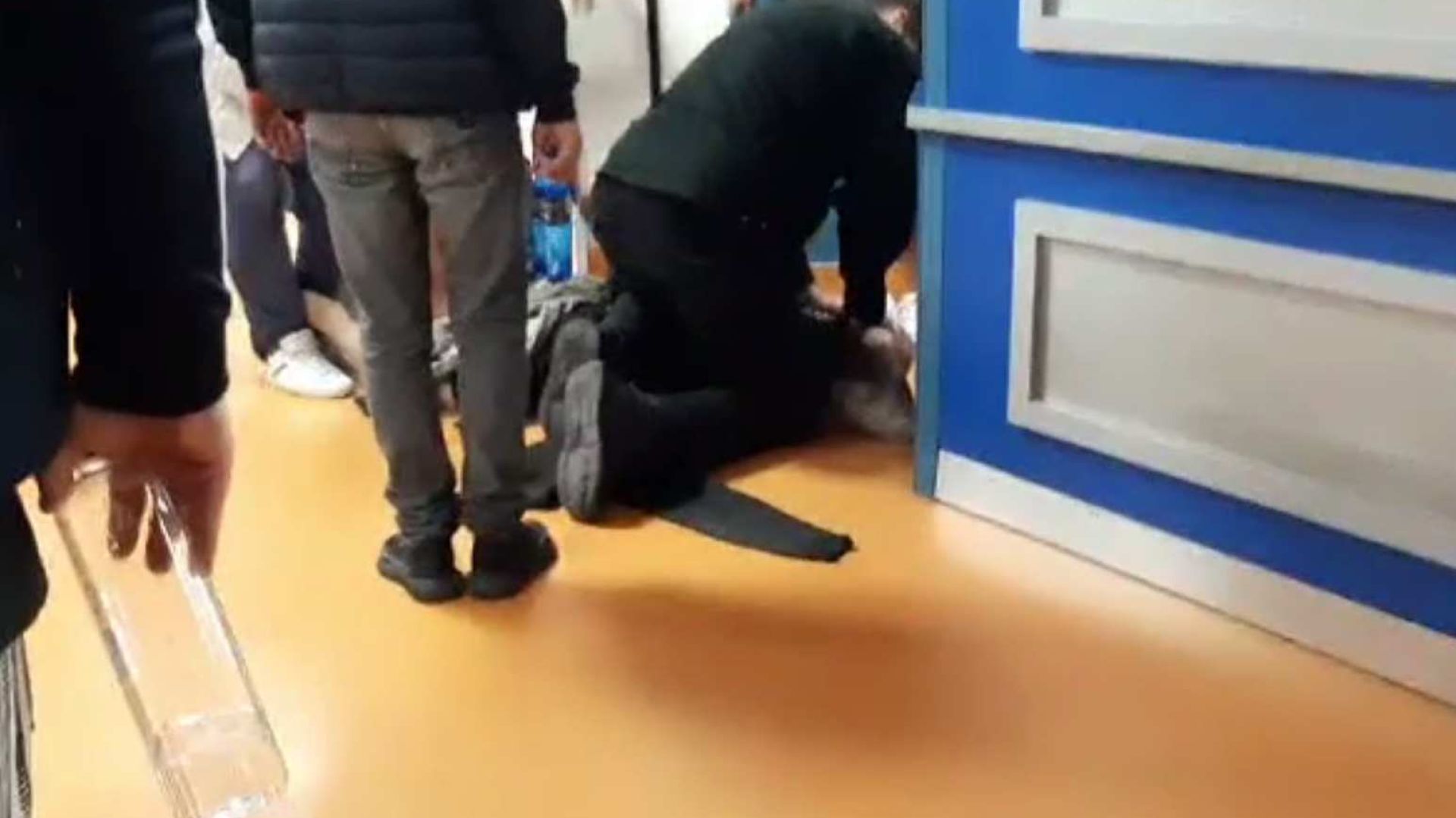 Scene de coșmar la Spitalul Județean! Ce a putut să facă un bărbat furios că nu este consultat: Medicii au sunat imediat la 112!