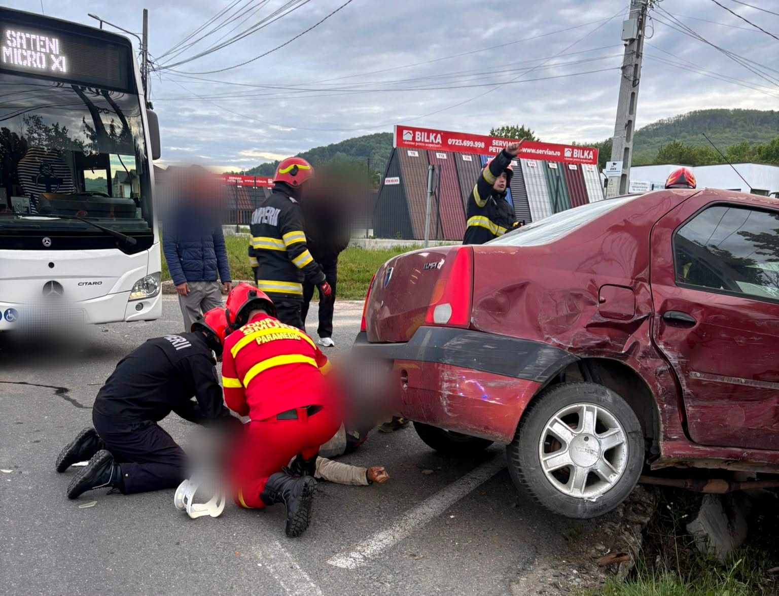 Impact devastator în Aninoasa! Un autobuz a spulberat un autoturism! Trei persoane au ajuns de urgență la spital!