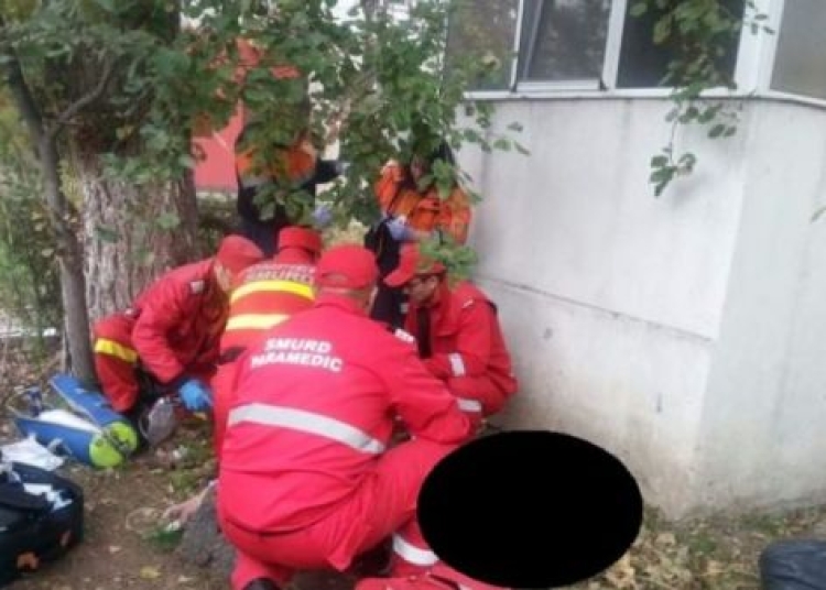 Tragedie ! O fată de 15 ani a murit ! A cazut de la etaj in timp ce se fotografia!