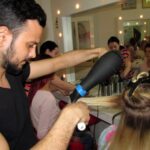 S-a uitat în oglindă și a scos cuțitul! Motivul incredibil pentru care o femeie și-a înjunghiat stilistul în fața tuturor