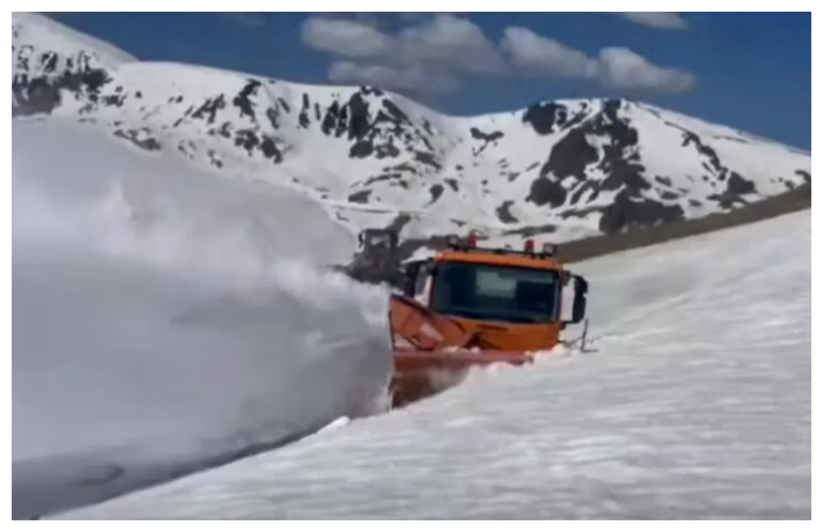 Imagini ireale pe Transalpina! Zăpada a înghițit utilajele în mai: „Nu este AI, e realitatea din România!”