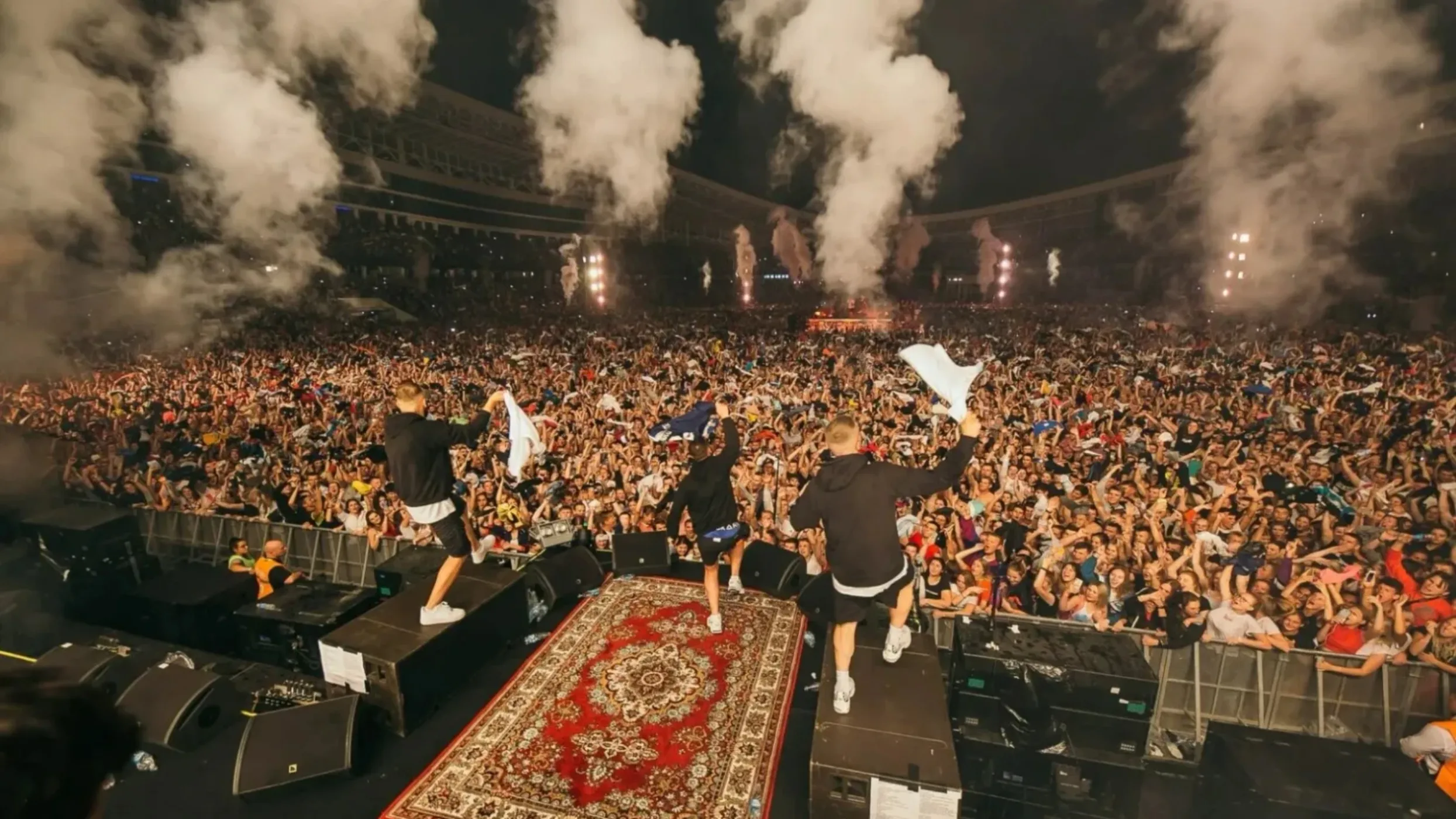 Bucureștiul fierbe înainte de concertul lui Max Korzh! Bătaie între români și ucraineni în Centrul Vechi!