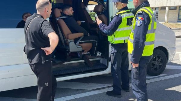 Alertă maximă pe A1! Microbuz oprit în trafic, pistol găsit în bagaje!